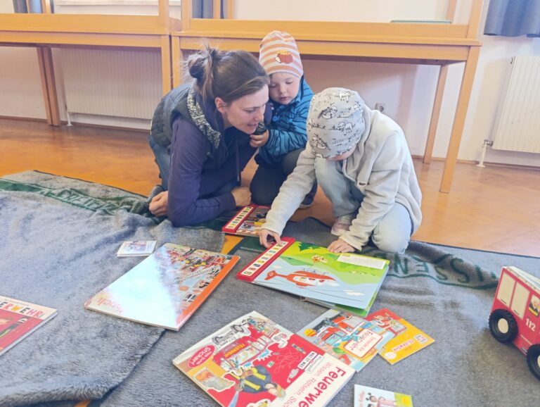 Krabbeltag im Feuerwehrhaus – Die Kleinsten entdecken die Feuerwehr