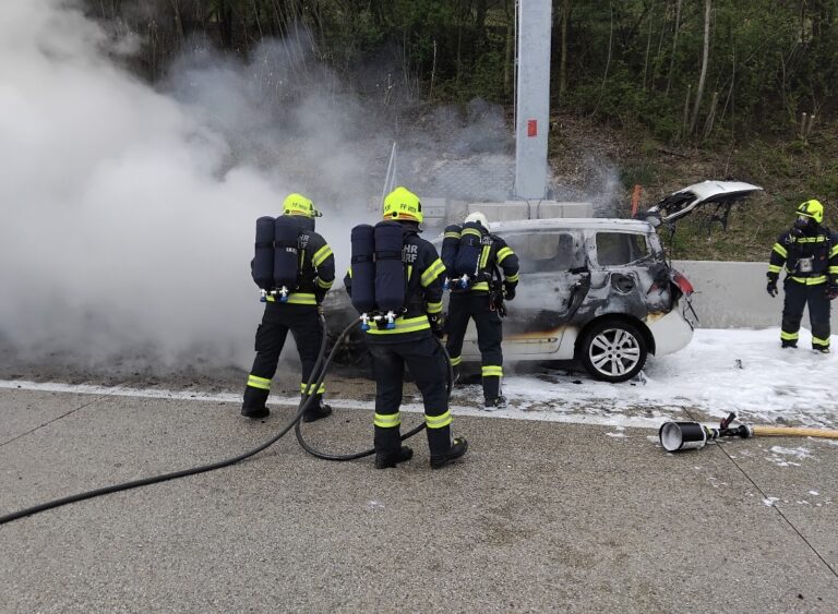 Brand PKW im Freien am 12. April 2026
