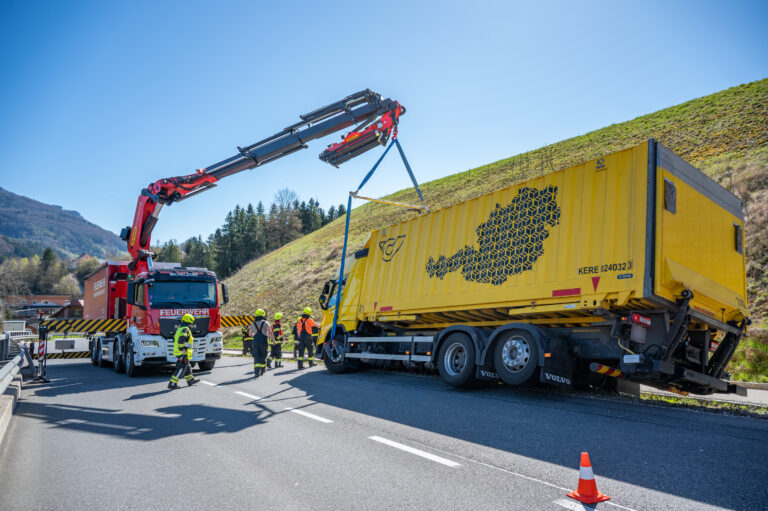 LKW Bergung in Grünburg am 08. April 2026